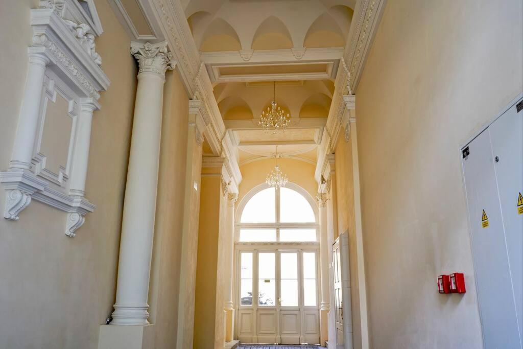 Centrally Located Gem In Apartment
