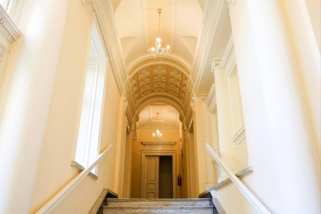 Centrally Located Gem In Apartment *