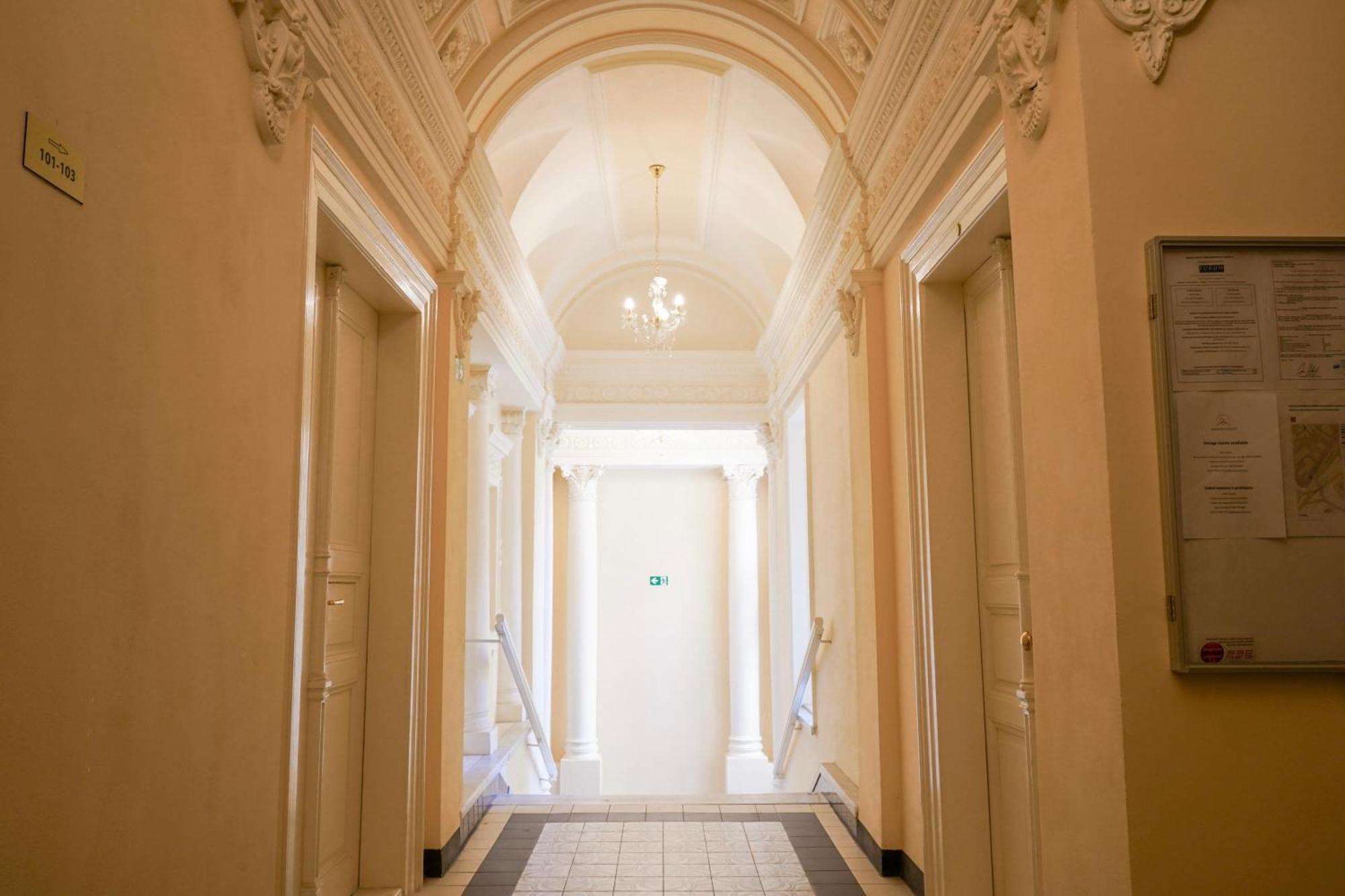 Centrally Located Gem In Apartment *